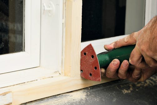 Slip og mal: Når limet er helt tørt, slipes listene i plan med resten av vindustreet Slip og mal: Når limet er helt tørt, slipes listene i plan med resten av vindustreet